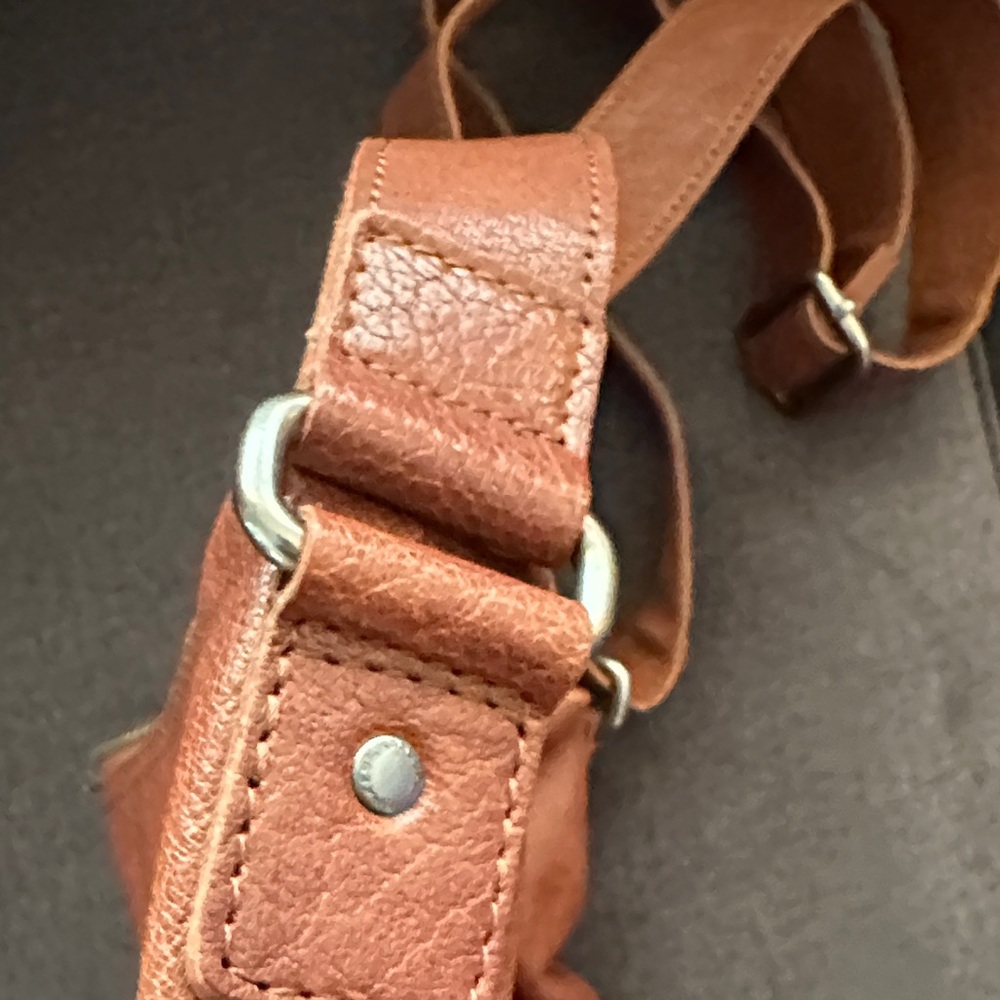 Spikes & Sparrow Brown Leather Crossbody Shoulder Bag with Front Buckle Pockets - Picture 8 of 10